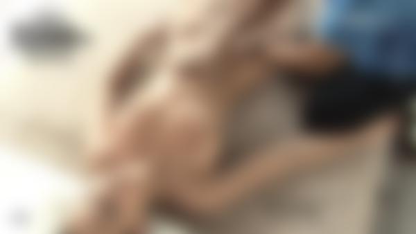 Screenshot #11 dal film Massaggio tailandese con olio